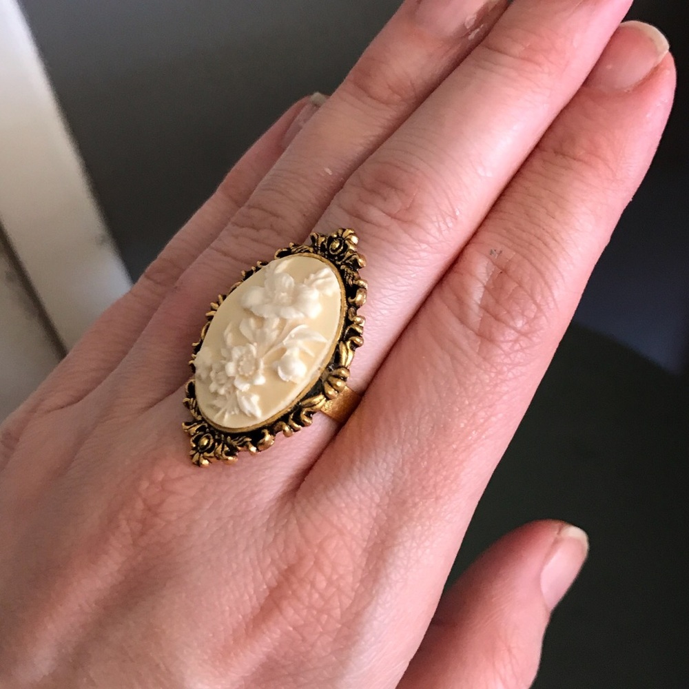 Floral cameo ring on antiqued gold tone ring - Picture 2 of 4